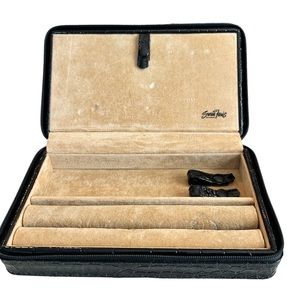 Travel jewelry case